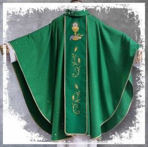 Zielony ornat z tkaniny liturgicznej.