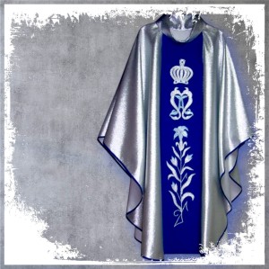 Srebrny ornat maryjny.