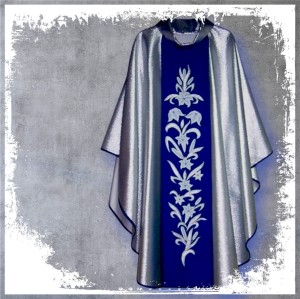 Ornat maryjny, bogato zdobiony.