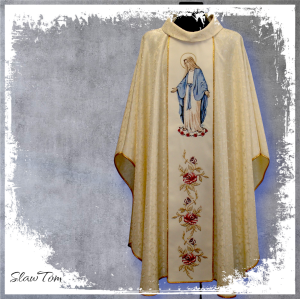 Kreomowy ornat z wizerunkiem Matki Bożej Niepokalanej.