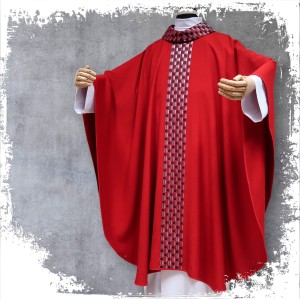 Ornat czerwony zdobiony jedwabnym, tkanym galonem.