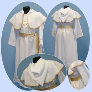 Alba komunijna dla chłopca z kapturem.