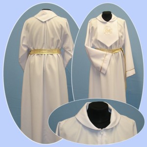 Alba komunijna, strój komunijny dla chłopca ze szkaplerzem.