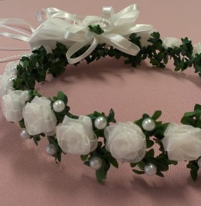 Wianek komunijny z zielonymi listkami.