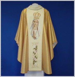 Złoty ornat z haftowanym wizerunkiem Matki Boskiej Fatimskiej. 