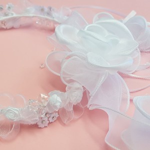 Wianek komunijny dla dziewczynki, cały biały.