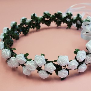 Wianek komunijny dla dziewczynki, z białych różyczek.