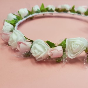 Delikatny wianek komunijny, z biało różowych różyczek.