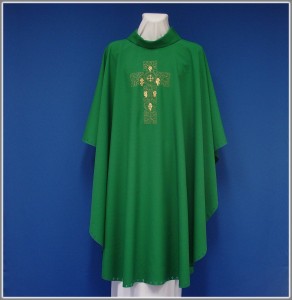 Ornat zielony zdobiony haftowanym krzyżem.